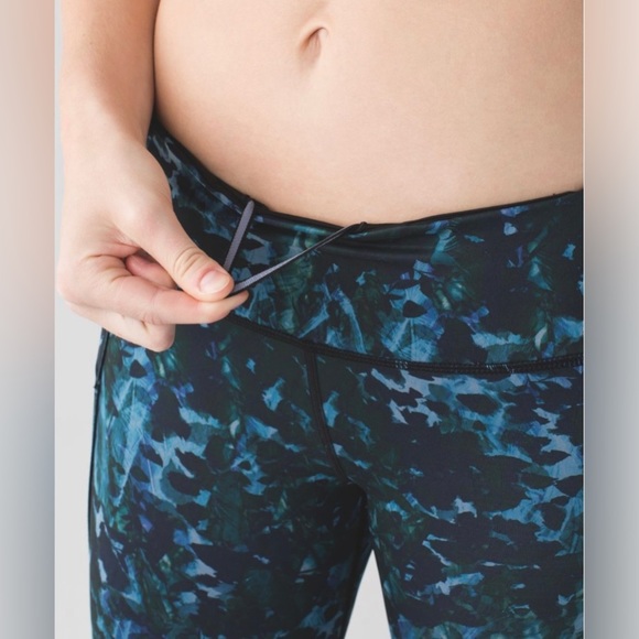 Lululemon Run: Top Speed Crop *Full-On Luxtreme
Floral Backdrop Blue Denim Multi - Picture 2 of 10